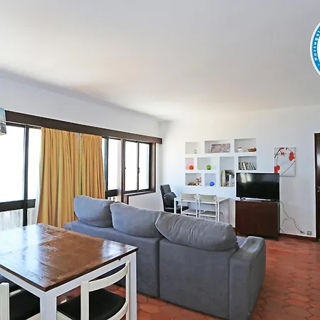 V - Seacliff Apartment