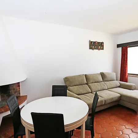 V - Seacliff Apartment