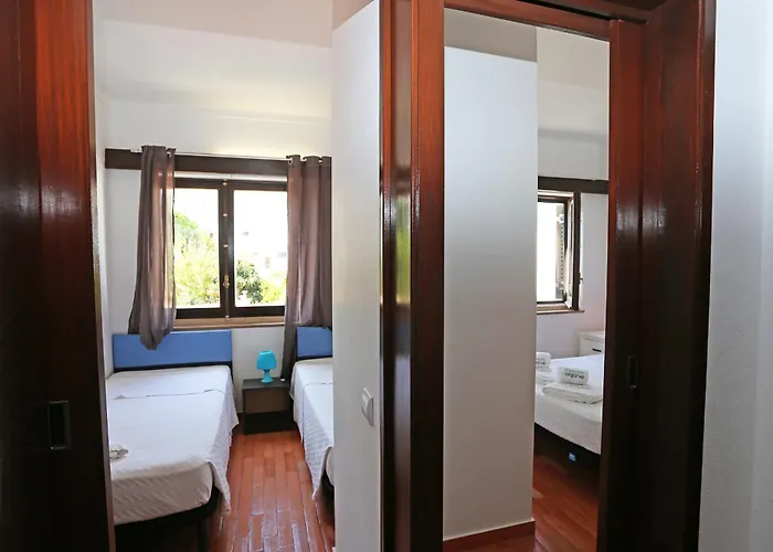 V - Seacliff Apartment *